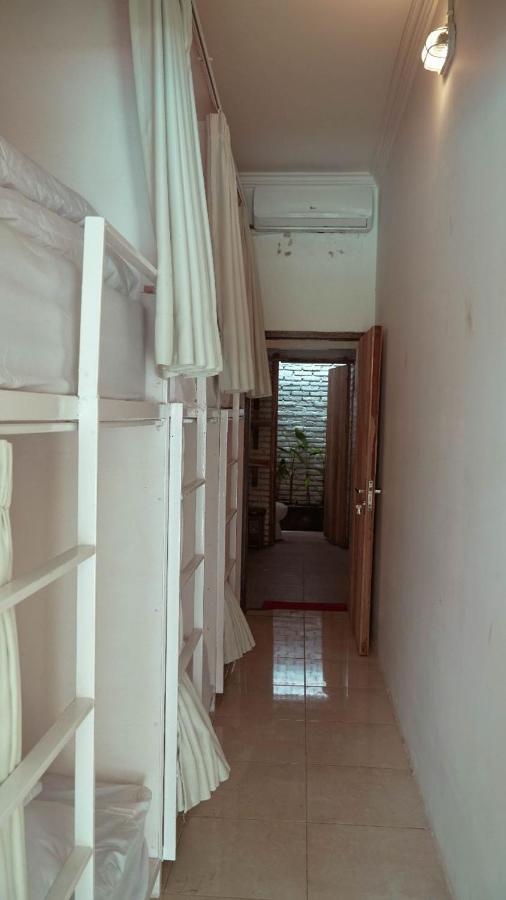 Indonesia Backpacker Hostels Kuta  Bagian luar foto