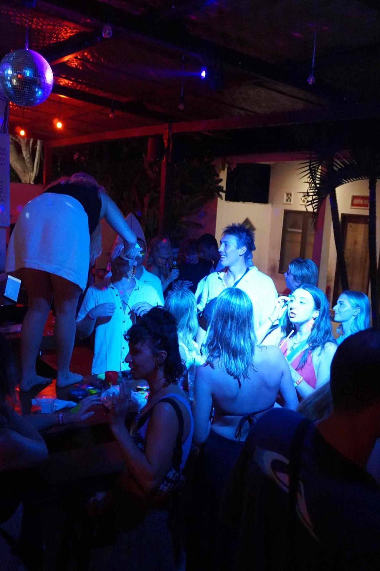 Indonesia Backpacker Hostels Kuta  Bagian luar foto